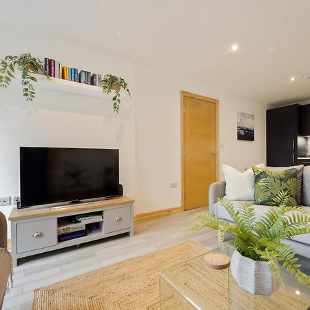 Large, Newly Renovated, Three Bedroom Town Centre Split Level Apartment With Free Parking, Sleeps Seven - Walking Distance To Beach Bournemouth Exteriör bild