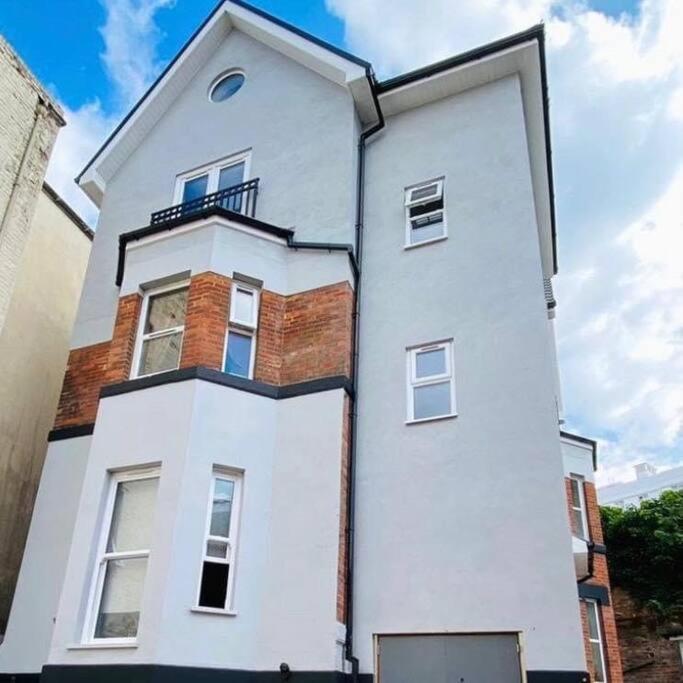 Large, Newly Renovated, Three Bedroom Town Centre Split Level Apartment With Free Parking, Sleeps Seven - Walking Distance To Beach Bournemouth Exteriör bild