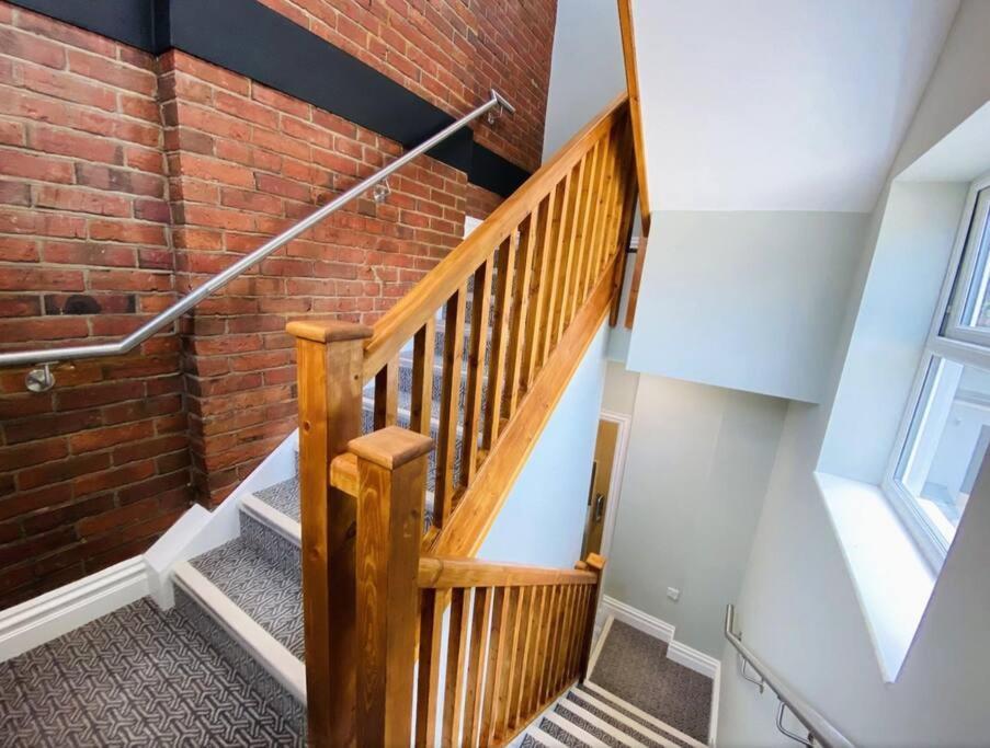 Large, Newly Renovated, Three Bedroom Town Centre Split Level Apartment With Free Parking, Sleeps Seven - Walking Distance To Beach Bournemouth Exteriör bild