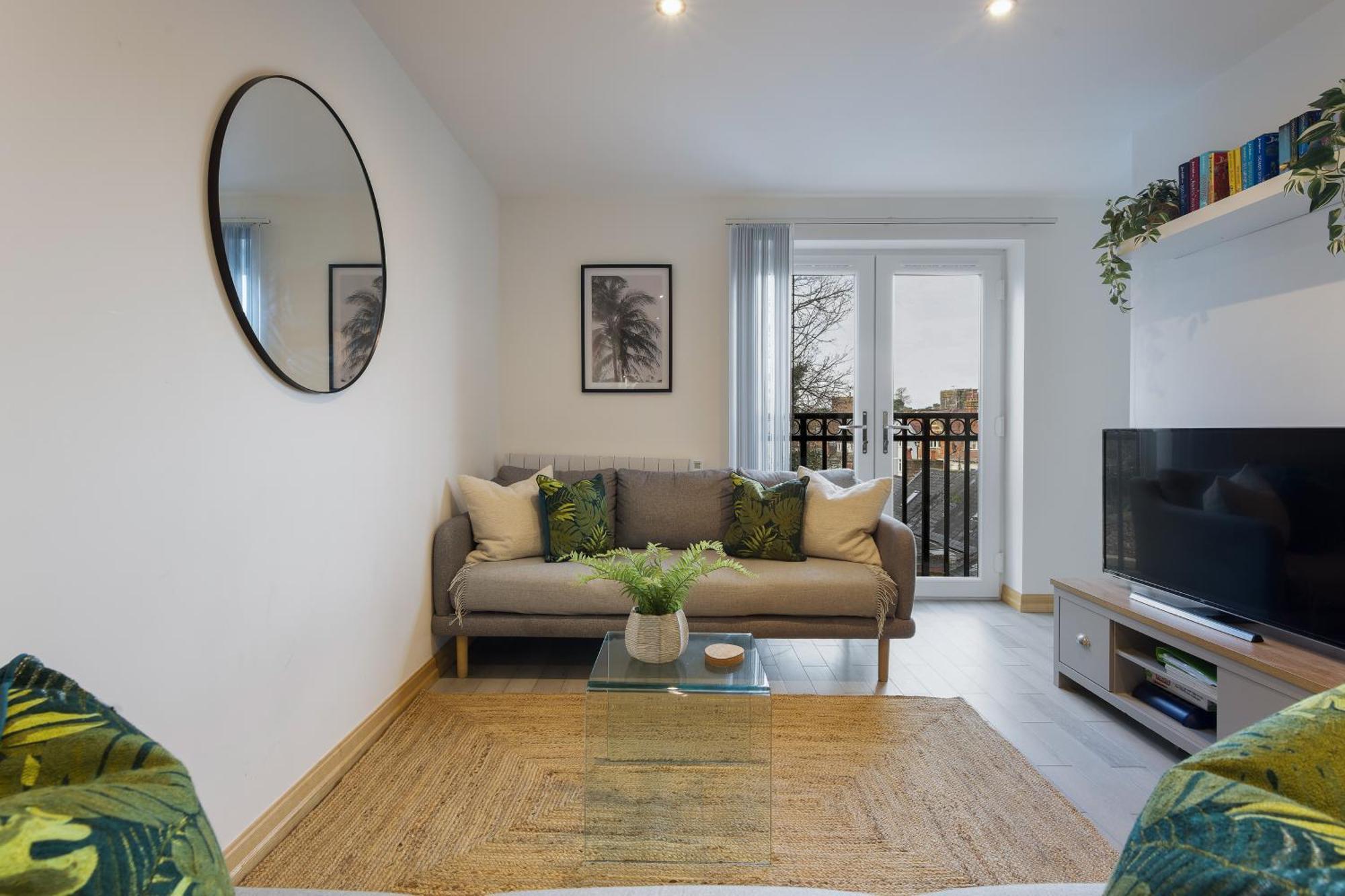 Large, Newly Renovated, Three Bedroom Town Centre Split Level Apartment With Free Parking, Sleeps Seven - Walking Distance To Beach Bournemouth Exteriör bild