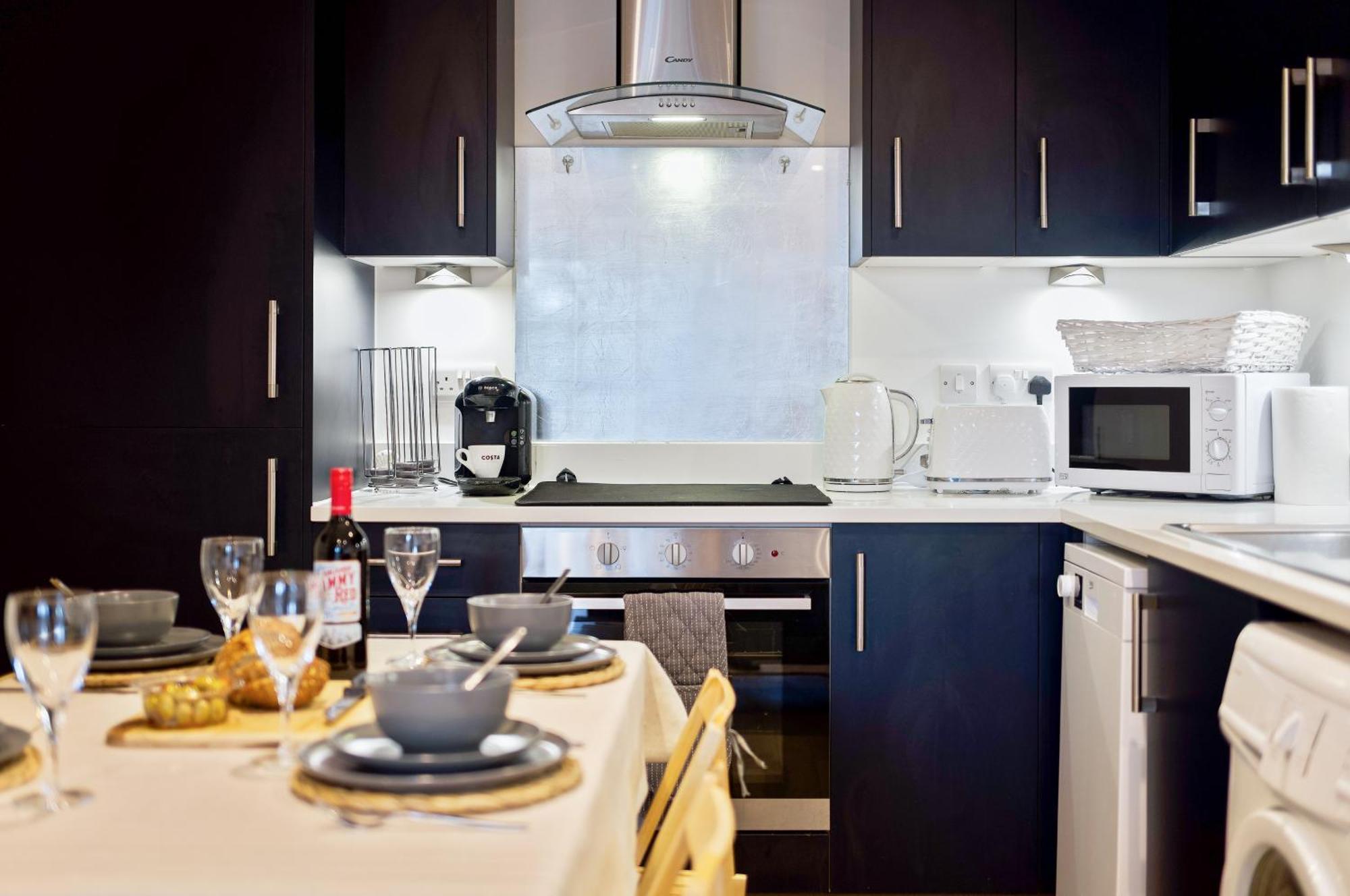 Large, Newly Renovated, Three Bedroom Town Centre Split Level Apartment With Free Parking, Sleeps Seven - Walking Distance To Beach Bournemouth Exteriör bild