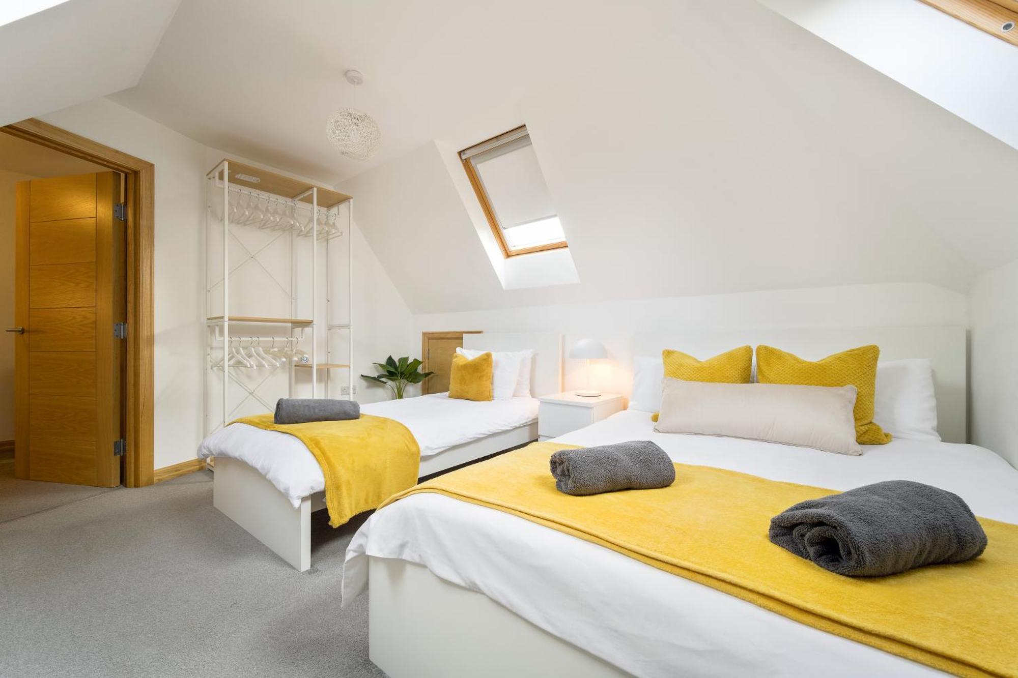 Large, Newly Renovated, Three Bedroom Town Centre Split Level Apartment With Free Parking, Sleeps Seven - Walking Distance To Beach Bournemouth Exteriör bild