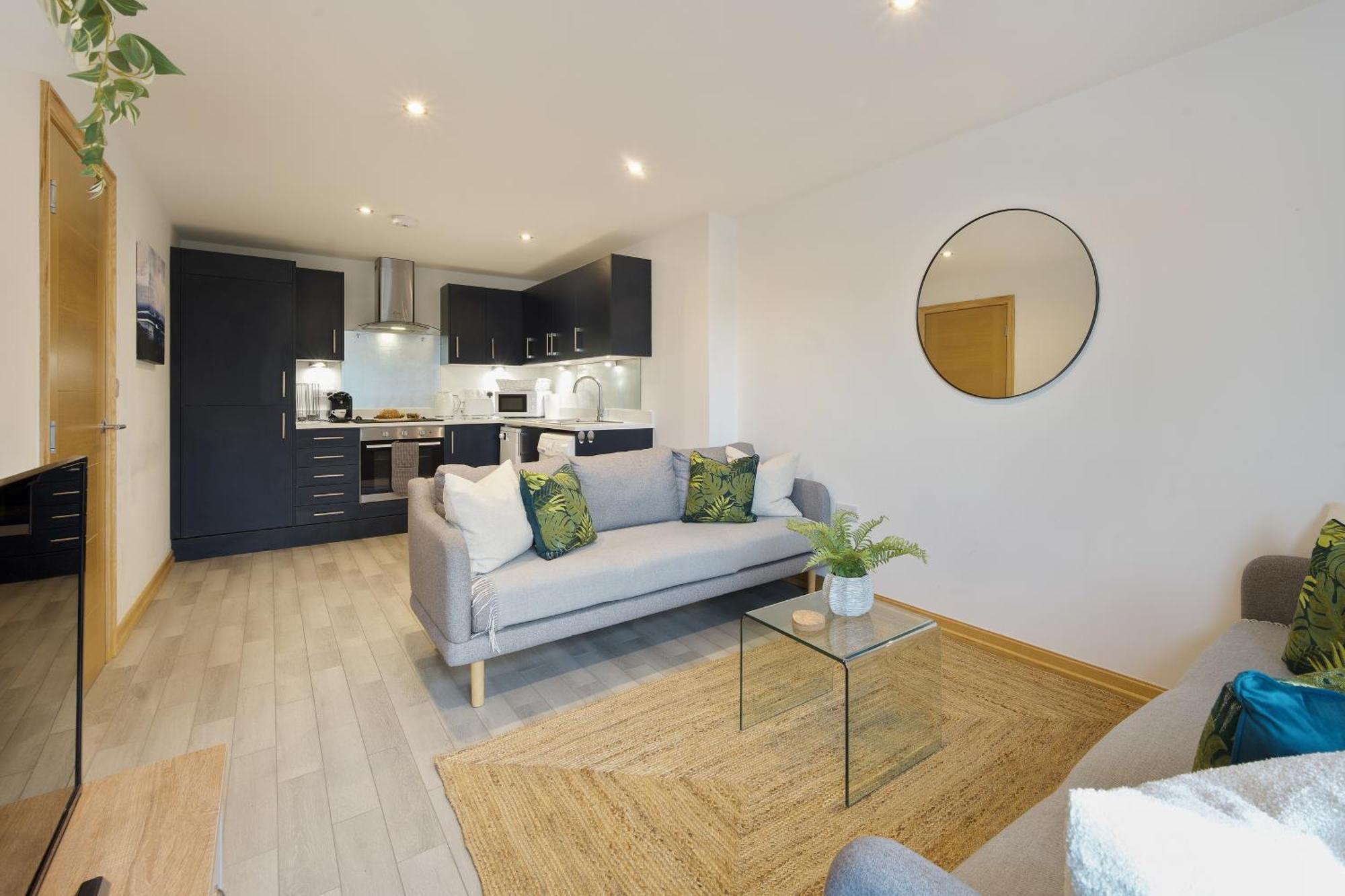 Large, Newly Renovated, Three Bedroom Town Centre Split Level Apartment With Free Parking, Sleeps Seven - Walking Distance To Beach Bournemouth Exteriör bild