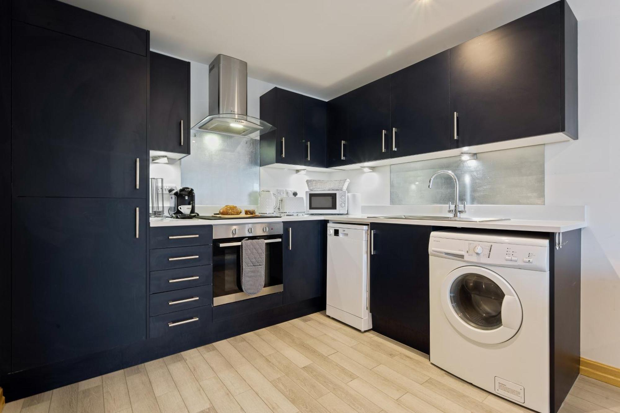 Large, Newly Renovated, Three Bedroom Town Centre Split Level Apartment With Free Parking, Sleeps Seven - Walking Distance To Beach Bournemouth Exteriör bild