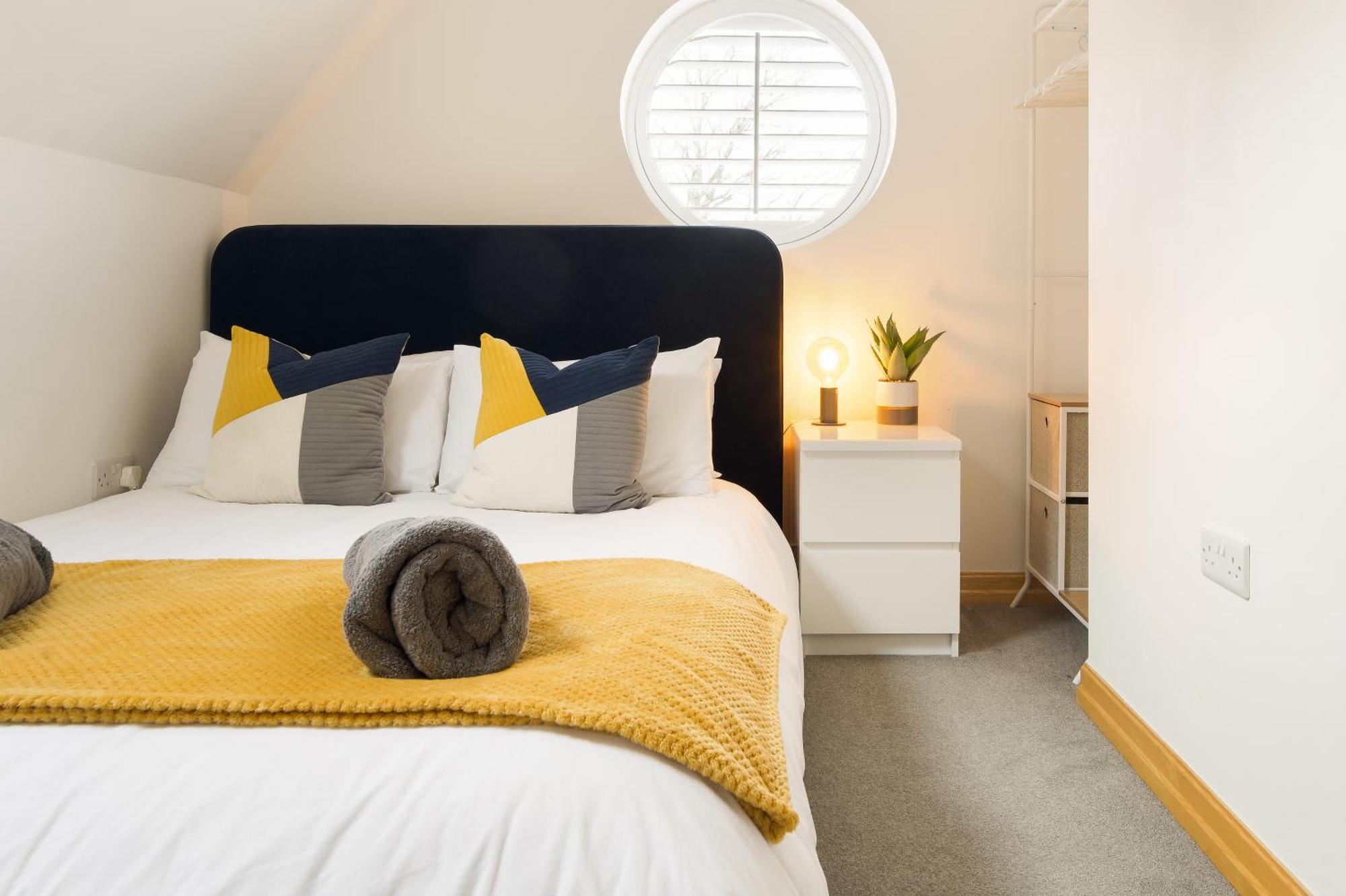 Large, Newly Renovated, Three Bedroom Town Centre Split Level Apartment With Free Parking, Sleeps Seven - Walking Distance To Beach Bournemouth Exteriör bild