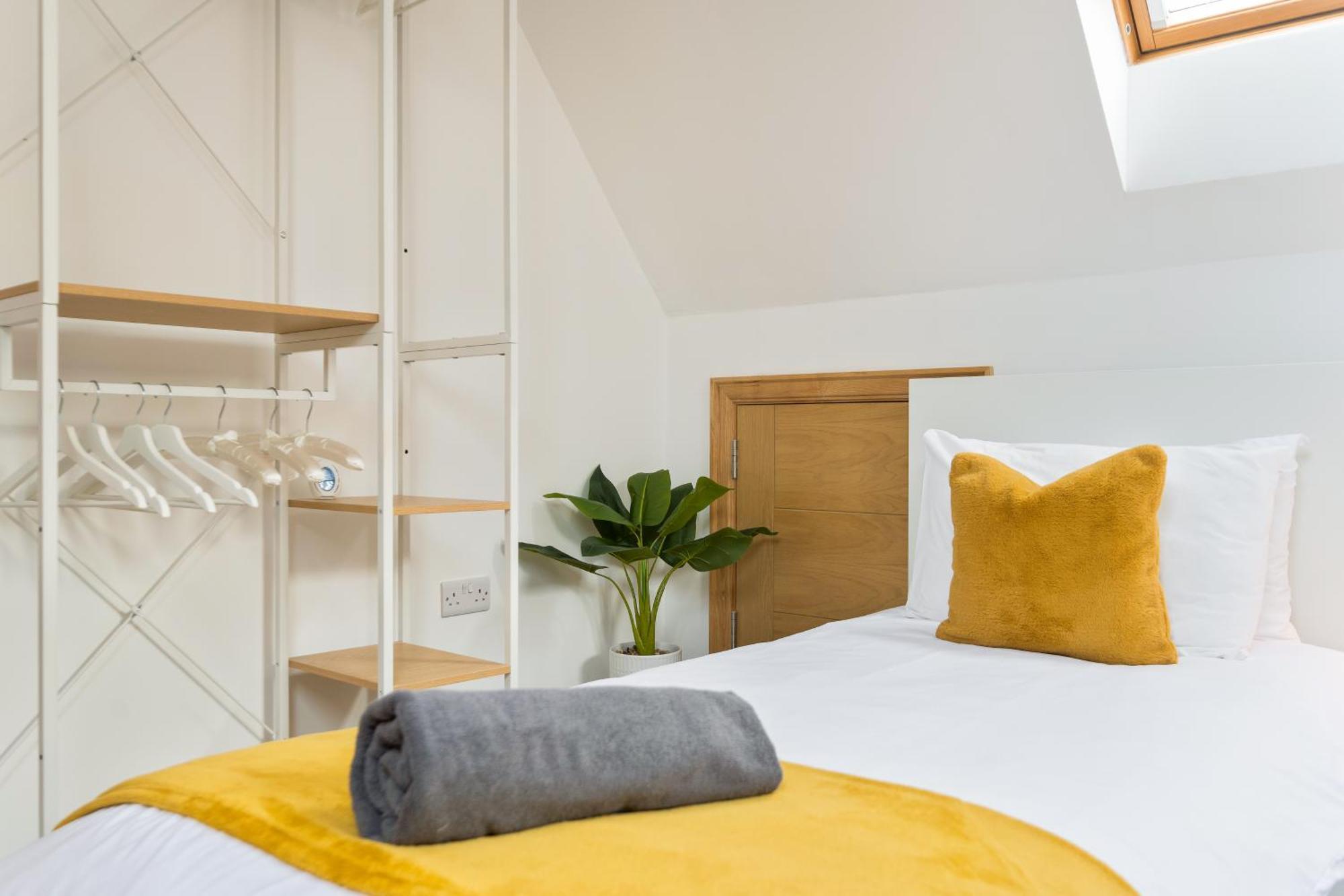 Large, Newly Renovated, Three Bedroom Town Centre Split Level Apartment With Free Parking, Sleeps Seven - Walking Distance To Beach Bournemouth Exteriör bild