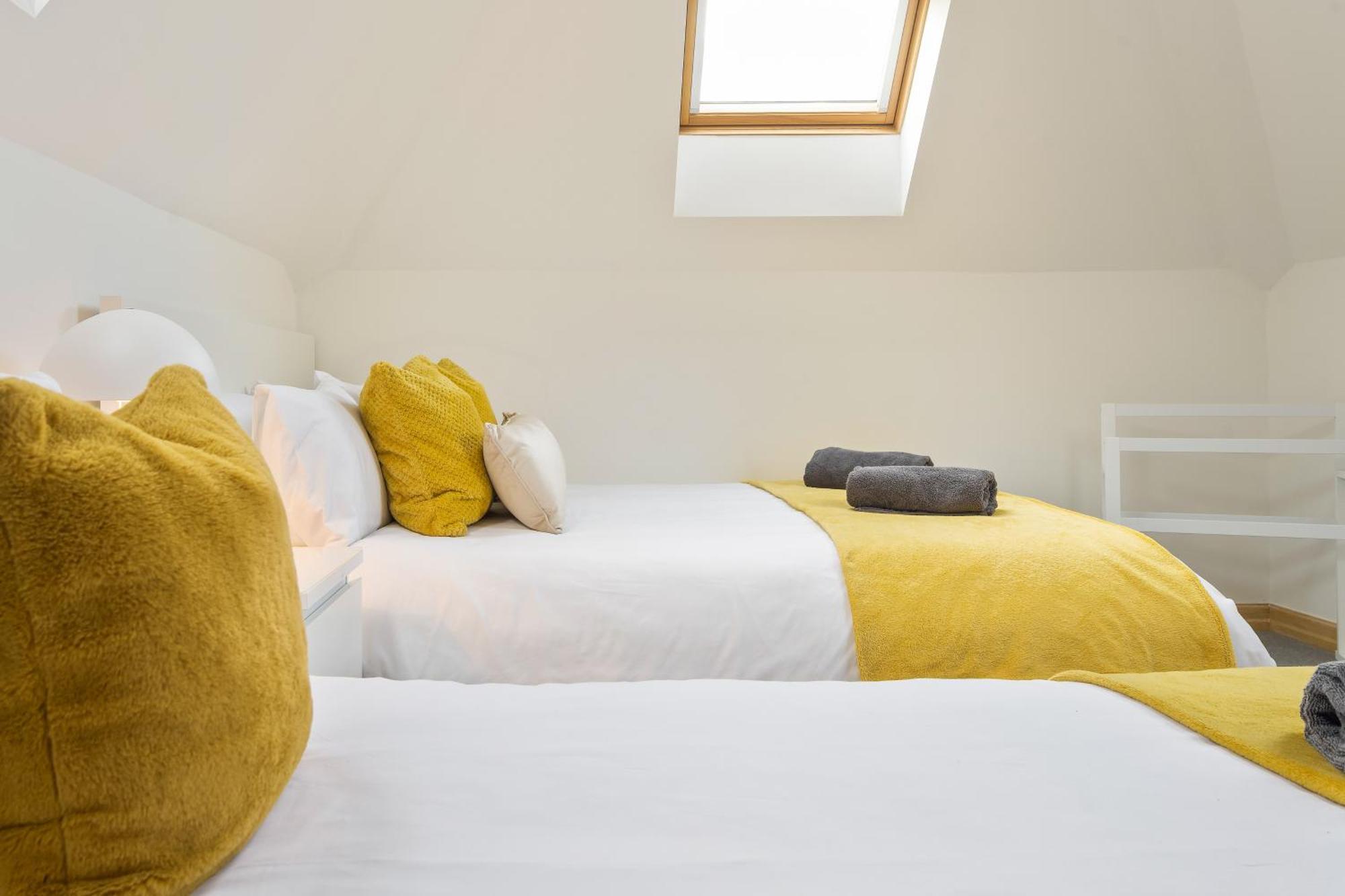 Large, Newly Renovated, Three Bedroom Town Centre Split Level Apartment With Free Parking, Sleeps Seven - Walking Distance To Beach Bournemouth Exteriör bild