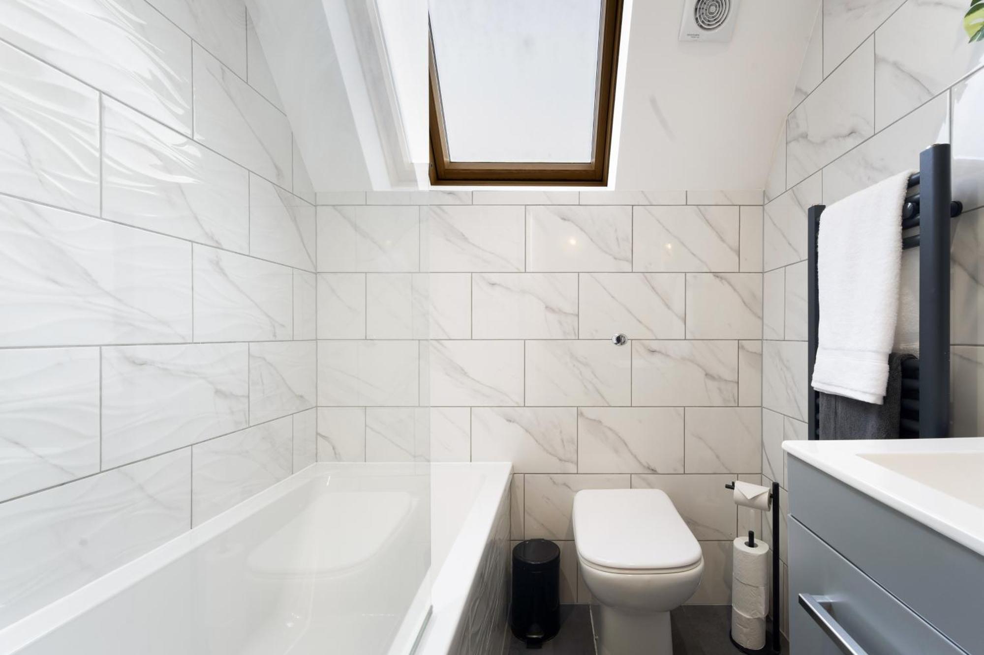 Large, Newly Renovated, Three Bedroom Town Centre Split Level Apartment With Free Parking, Sleeps Seven - Walking Distance To Beach Bournemouth Exteriör bild